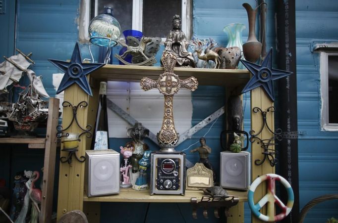 Ornaments are seen outside a trailer in Village Trailer Park in Santa Monica, California, July 13, 2012. Developer Marc Luzzatto wants to relocate residents from the trailer park to make way for nearly 500 residences, office space, stores, cafes and yoga studios, close to where a light rail line is being built to connect downtown Los Angeles to the ocean. Village Trailer Park was built in 1951, and 90 percent of its residents are elderly, disabled or both, according to the Legal Aid Society. Many have lived there for decades in old trailers which they bought. The property is valued at as much as $30 million, according the LA Times. REUTERS/Lucy Nicholson (UNITED STATES - Tags: SOCIETY REAL ESTATE BUSINESS POLITICS) Published: Čec. 14, 2012, 7:39 dop.