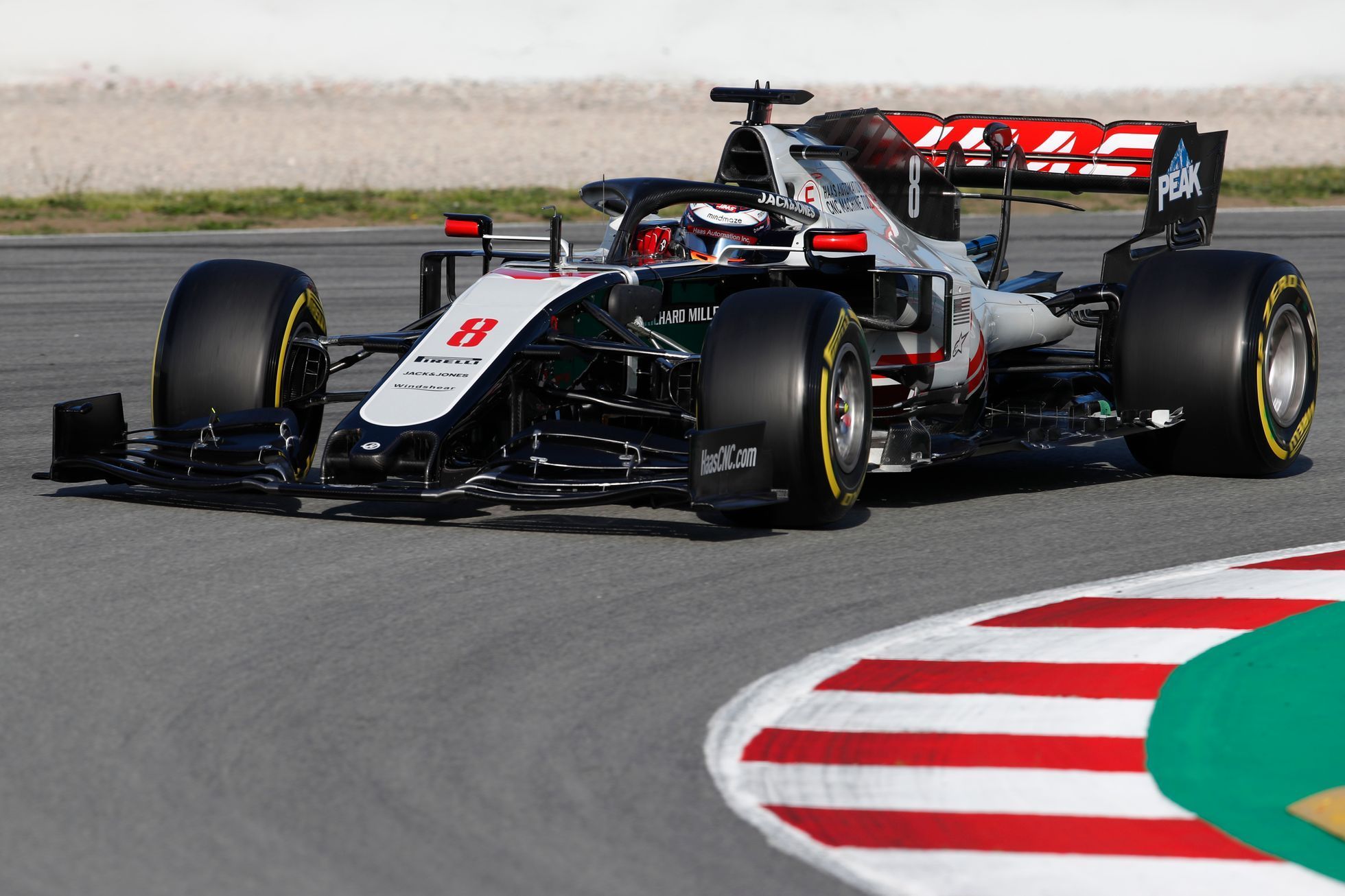 Romain Grosjean v Haasu při druhých testech F1 v Barceloně 2020