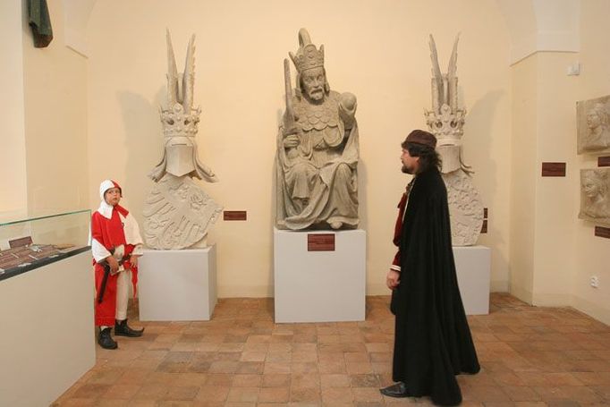 Sochy z Staroměstské mostecké věže jsou také součástí expozice. Zde Karel IV.