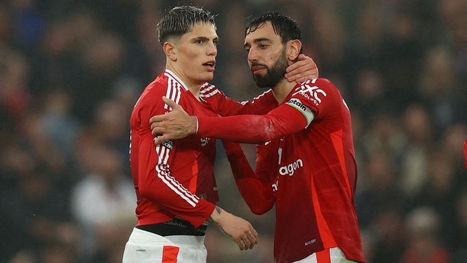 Alejandro Garnacho a Bruno Fernandes, fotbalisté Manchesteru United.