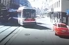 Video: Objevily se záběry z nehody trolejbusu v Brně, se záznamem pracuje policie