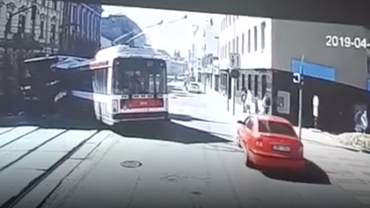 Video: Objevily se záběry z nehody trolejbusu v Brně, se záznamem pracuje policie