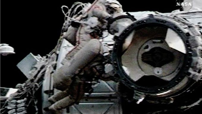 Americký astronaut William McArthur (54) a jeho ruský kolega Valerij Tokarev (53) vystoupili do kosmického prostoru. Za úkol měli například upravit některé kabelové systémy a vyměnit části robotických ramen na vnějších experimentálních zařízeních