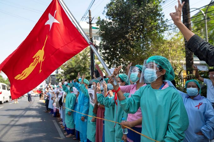 Zdravotníci demonstrují proti puči v Barmě.