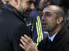 Josep Guardiola (vlevo) gratuluje Robertu Di Matteovi