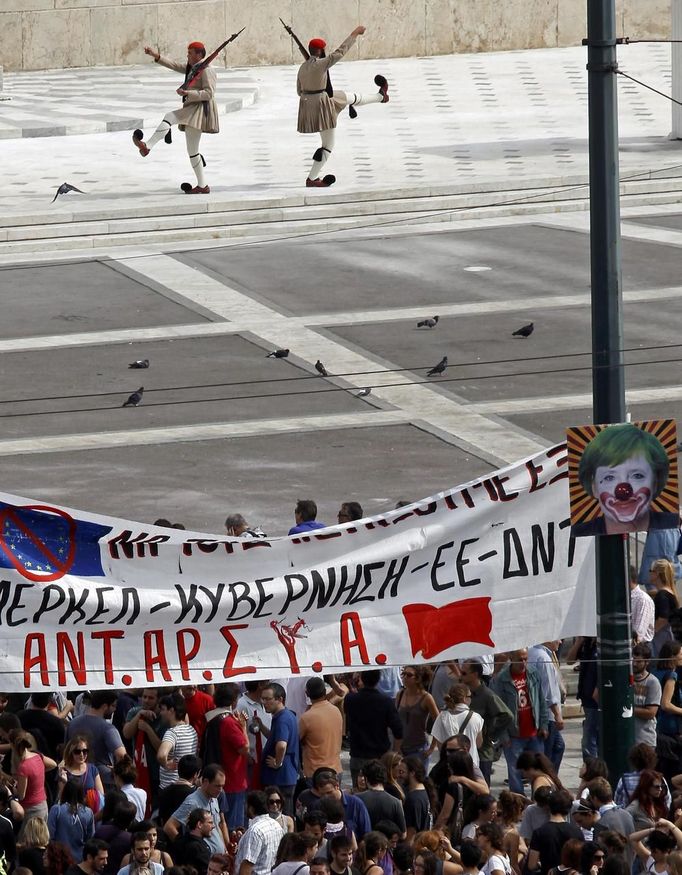 Demonstrators gather in front of the Greek parliament in Syntagma Square during a demonstration against the visit of German Chancellor Angela Merkel in central Athens, October 9, 2012. Germany's Angela Merkel arrived in Greece on her first visit since Europe's debt crisis erupted here three years ago, braving protests to deliver a message of support - but no new money - to a nation hammered by recession and fighting to stay in the euro. REUTERS/Grigoris Siamidis (GREECE - Tags: POLITICS BUSINESS) Published: Říj. 9, 2012, 11:56 dop.