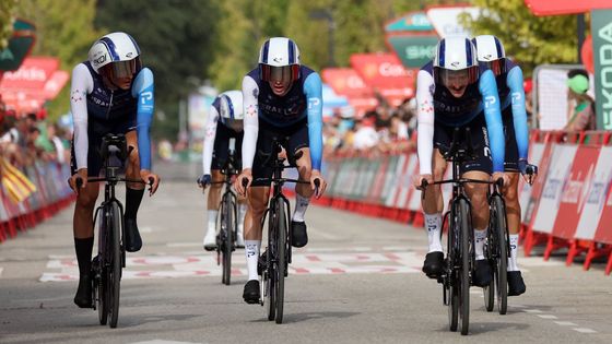 Cyklisté týmu Israel-Premier Tech v týmové časovce na Vueltě 2025