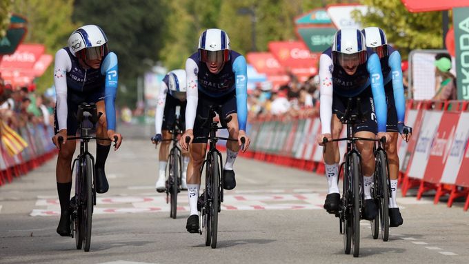 Cyklisté týmu Israel-Premier Tech v týmové časovce na Vueltě 2025