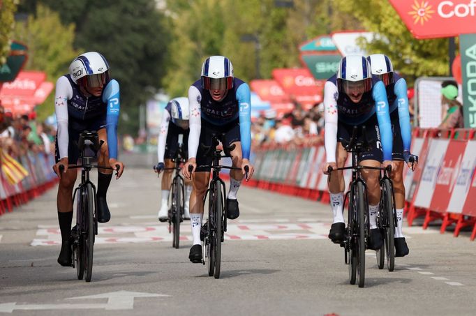 Cyklisté týmu Israel-Premier Tech v týmové časovce na Vueltě 2025