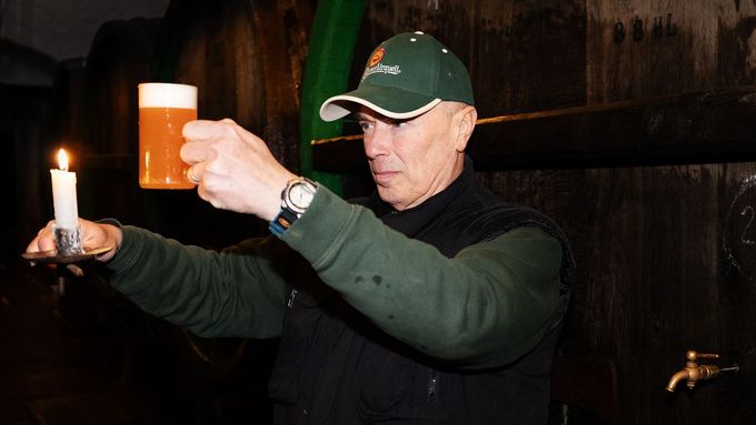 Jiří Koranda je jedním ze dvou sklepmistrů, kteří ovládají tradiční řemeslo a vaří pivo stejně, jako to dělali naši dědové.