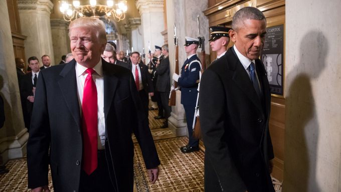 Americký prezident Donald Trump a jeho předchůdce Barack Obama.