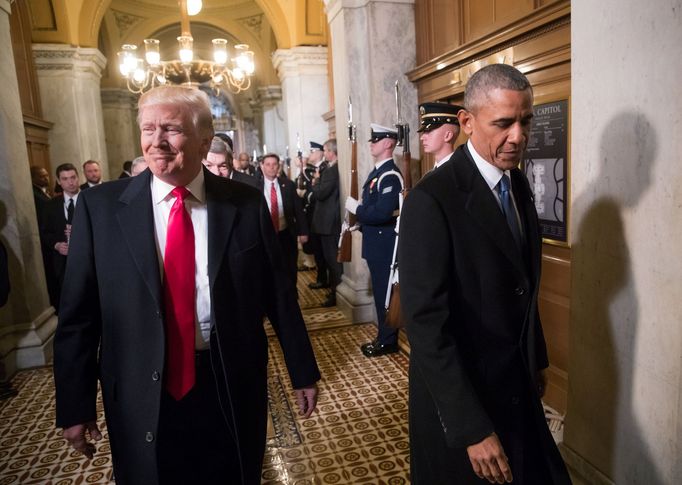 Americký prezident Donald Trump a jeho předchůdce Barack Obama.