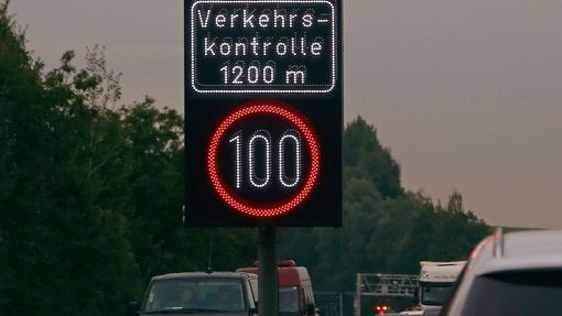 Upozornění na hraniční kontroly na dálnici A3 z Rakouska do Německa u odpočívadla Rottal Ost.