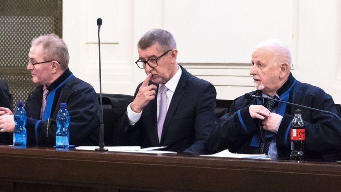Obžalovaný Andrej Babiš u soudu v kauze Čapí hnízdo.