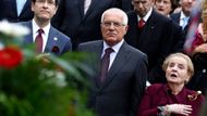 Mezi řečníky naopak nechyběl prezident Václav Klaus, americký velvyslanec Norman Eisen (vlevo) a bývalá ministryně zahraničí USA Madeleine Albrightová.