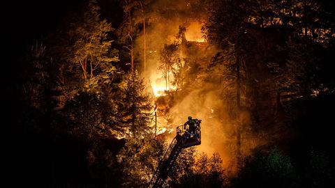 Tisíc hektarů v plamenech. Kdy se podaří uhasit požár v Českém Švýcarsku?