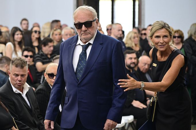 Rozloučení s hercem Jiřím Krampolem se konalo v pátek ve smuteční síni strašnického krematoria v Praze. Na snímku herec Luděk Sobota.