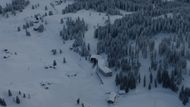 O víkendu přišli o život pod lavinou tři lyžaři v rakouském rezortu Lech am Arlberg. Čtvrtý lyžař se nadále pohřešuje, kvůli hrozícímu pádu dalších lavin ale muselo být pátrání po něm přerušeno. Lyžaři se navzdory varování vydali na neupravené tratě.