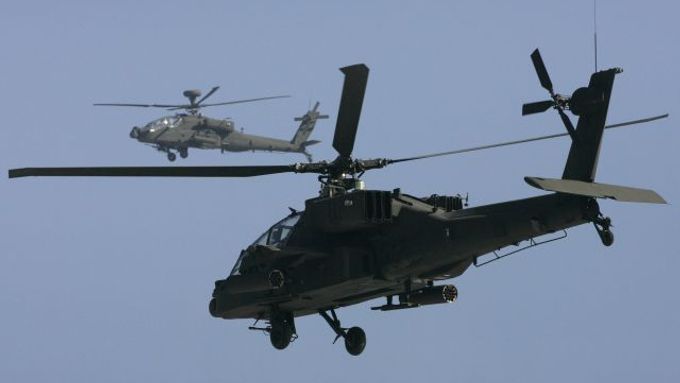 Americké bitevní vrtulníky Apache na ilustračním snímku.