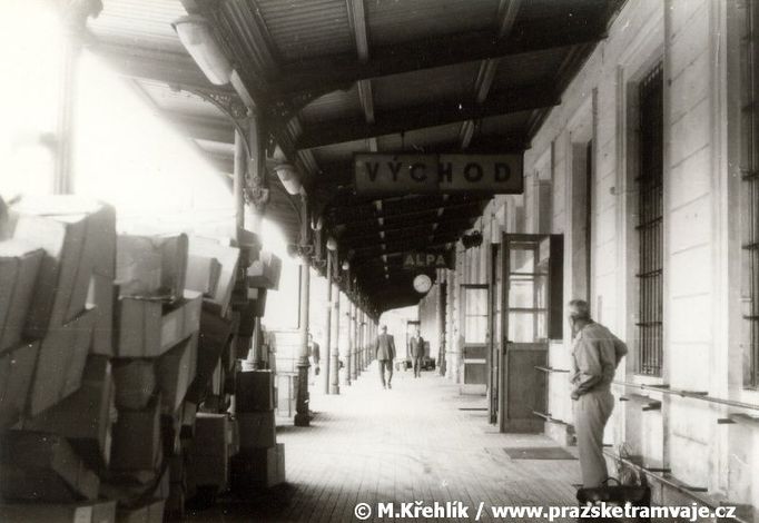 První červencový den roku 1972 vyjel z Denisova nádraží na pražském Těšnově poslední vlak. O třináct let později proměnili pyrotechnici budovu na suť.