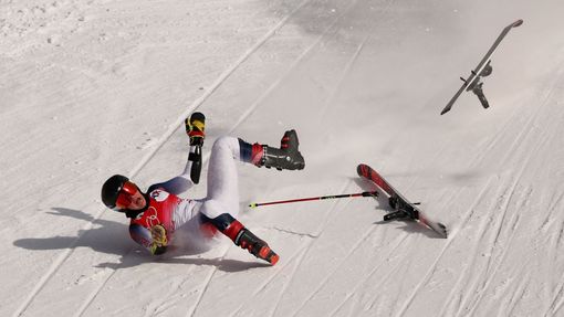 Americká lyžařka Nina O'Brienová a její pád ve 2. kole olympijského obřího slalomu.