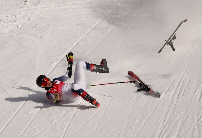 Americká lyžařka Nina O'Brienová a její pád ve 2. kole olympijského obřího slalomu.