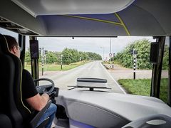 Autobus dokáže komunikovat se semafory a zajistit si „zelenou vlnu.“
