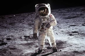 NASA vydala snímky z archivů na počest Neila Armstronga