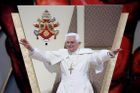 Papež odsoudil popření holokaustu. Napětí přesto roste