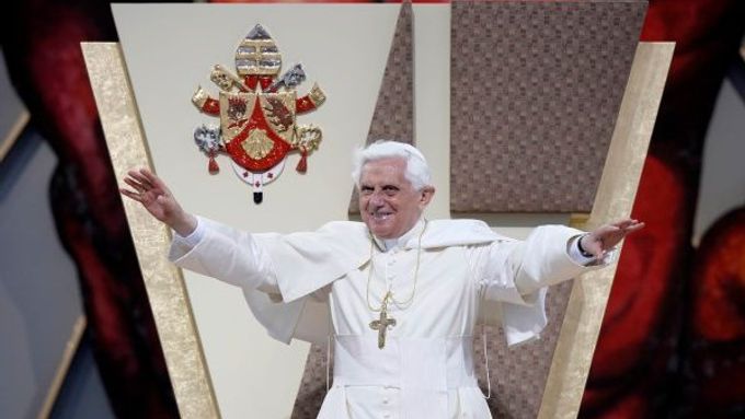 Papež Benedikt XVI. zdraví zúčastnění při mši na fotbalovém stadionu.