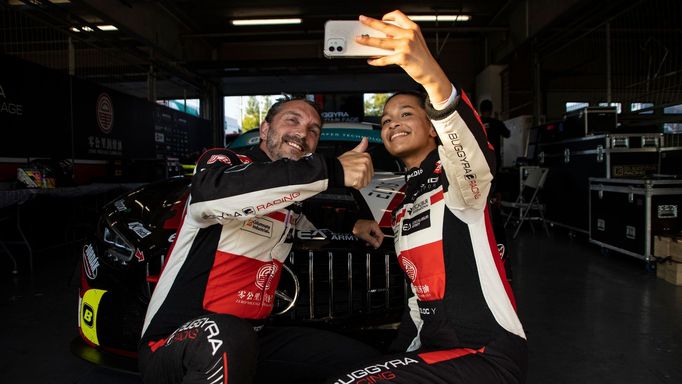 David Vršecký a Yasmeen Kolocová s Mercedesem GT4 v Brně.