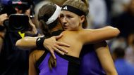 Závěrečné objetí hráček, které se vzájemně velmi respektují. Karolína Muchová v semifinále US Open po divokém průběhu prohrála s Američankou Jessicou Pegulaovou.