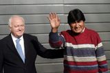 Bolívijský prezident Morales mává svým fanouškům. Vedle něj ministr zahraničí Španělska Miguel Angel Moratinos.