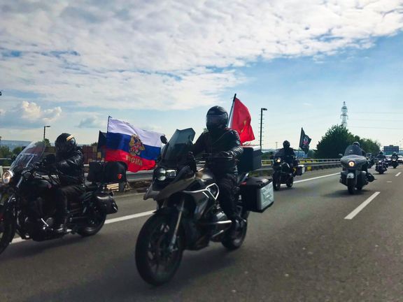 Kolona příznivců Nočních vlků a Ruska na dálnici D1