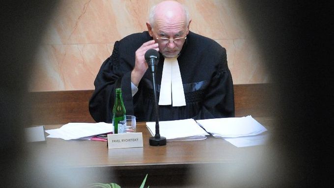 Pavel Rychetský čte nález soudu. Lisabonská smlouva není v rozporu s českou ústavou. Klaus prohrál.