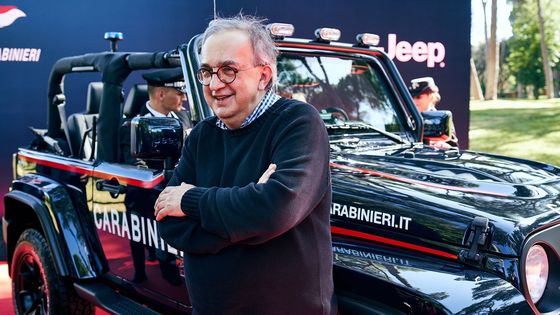 Sergio Marchionne koncem června. Na své poslední veřejné akci předával italské policii vůz Jeep Wrangler.