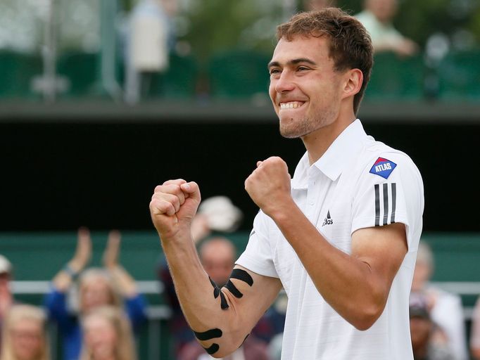 Polský tenista Jerzy Janowicz slaví postup do čtvrtfinále na Wimbledonu 2013