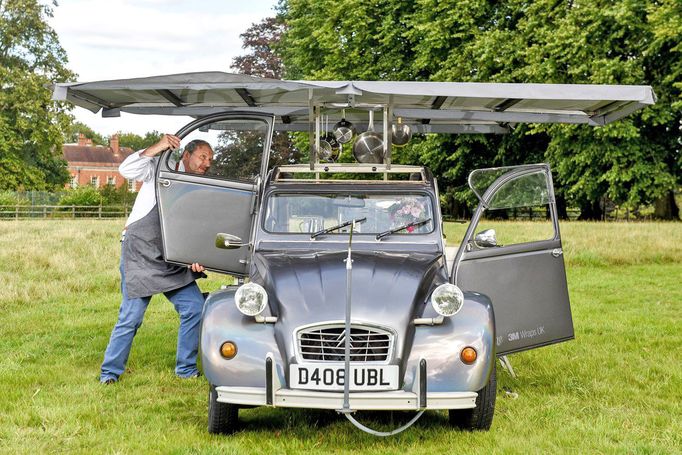 Vůz Citroën 2CV (lidově řečeno "kachna") předělaný na pojízdnou kuchyňi.