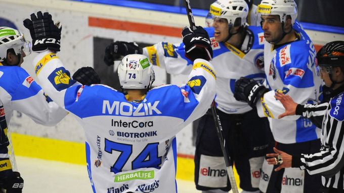 Hokejisté Plzně se radují z gólu Jána Sýkory (uprostřed), který rozhodl o vyrovnání série s Kometou na 1:1 na zápasy.