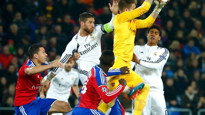 Tomáš Vaclík zasahuje v Lize mistrů proti Realu Madrid