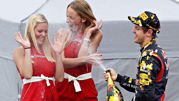 FOTO Vettel sprchoval šampaňským Alonsa i krásné hostesky
