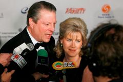 Gore na mezinárodních Emmy vítězil, Bush umíral