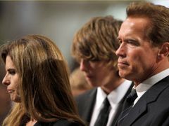 Na smutečním obřadu nemohl chybět první pár Kalifornie - guvernér Arnold Schwarzenegger s manželkou Marií Shriverovou a synem Patrickem Arnoldem. Choť někdejší hvězdy Hollywoodu z rodu Kennedyů pochází.