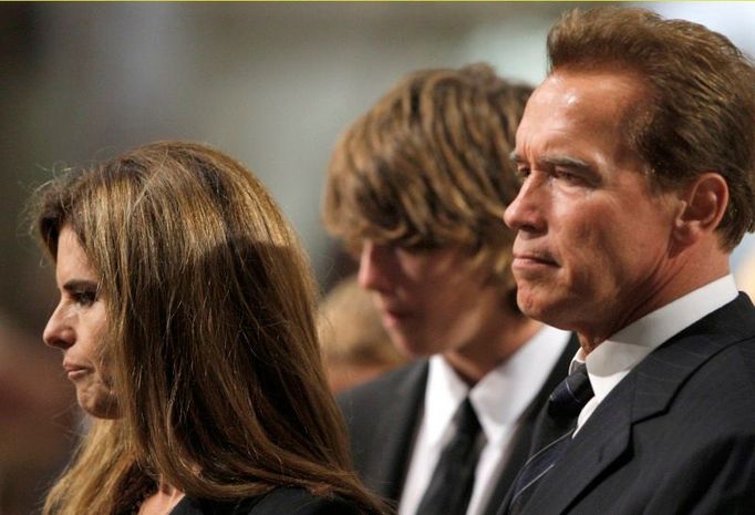 Na smutečním obřadu nemohl chybět první pár Kalifornie - guvernér Arnold Schwarzenegger s manželkou Marií Shriverovou a synem Patrickem Arnoldem. Choť někdejší hvězdy Hollywoodu z rodu Kennedyů pochází.