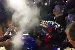 Video: To to pálí! Lorenzo se při oslavách titulu spálil o motorku