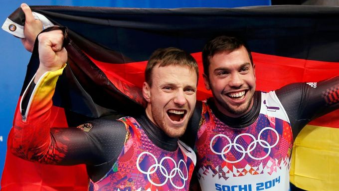 Tobias Wendl a Tobias Arlt slaví olympijské zlato.