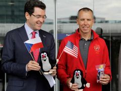 Astronaut Andrew Feustel a americký velvyslanec v Praze Norman Eisen pózují s vesmírným cestovatelem. Krtečkem. Vlastně několika krtečky.