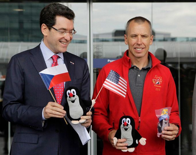 Astronaut Andrew Feustel a americký velvyslanec v Praze Norman Eisen pózují s vesmírným cestovatelem. Krtečkem. Vlastně několika krtečky.