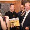 Foto: V Praze se spolu utkali výčepní na tradičním závodě Pinkasova noční můra