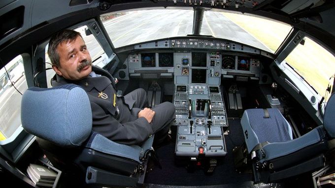 Pilotní kabinu v airbusu, ilustrační foto